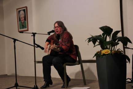 Gery de Stefano spielt Gitarre und singt.